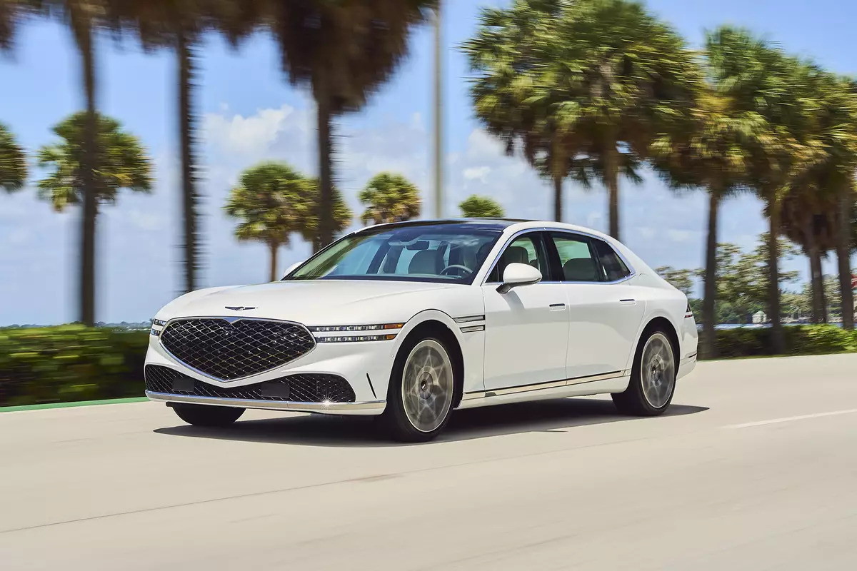 2023 Genesis G90 Sedan Offers Luxurious Features and Performance Advantages